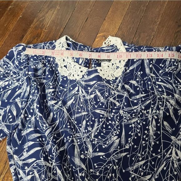 Vintage 70s Tulip Print Pleated Crochet Collar Dress - Picture 10 of 13